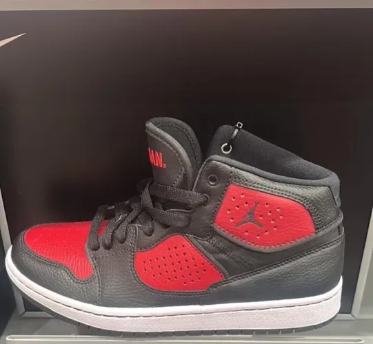 Tênis NIKE JORDAN em Ótimo estado
