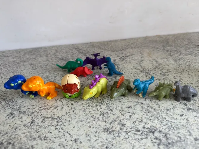 Coleção dinossauros kinder ovo - kinder joy - brinquedos variados