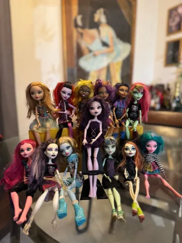 Lotinho com 13 MONSTER HIGH ?