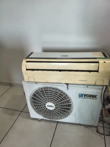 Ar condicionado York 9mil BTUs.  