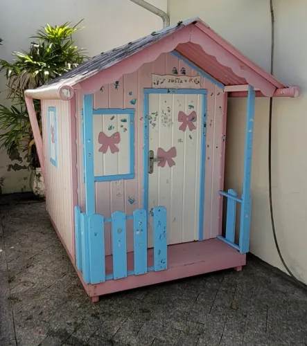 Casinha de boneca com móveis