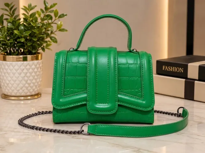 Bolsa verde com alça em corrente. 19x14cm