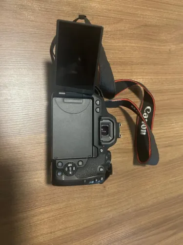 Camera Canon T8i + lente do kit