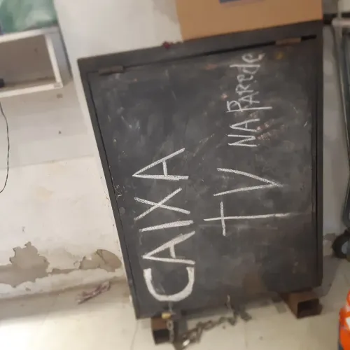 Caixa para guardar a TV na parede , chave + cadeados ,,, Ferro !
