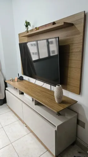 lindo rack com painel ripado moderno e rodízios excelente estado!