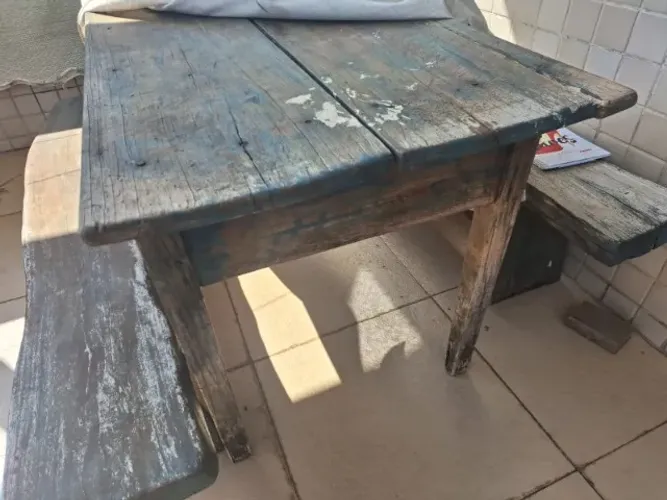 Mesa e bancos de madeira rústicos