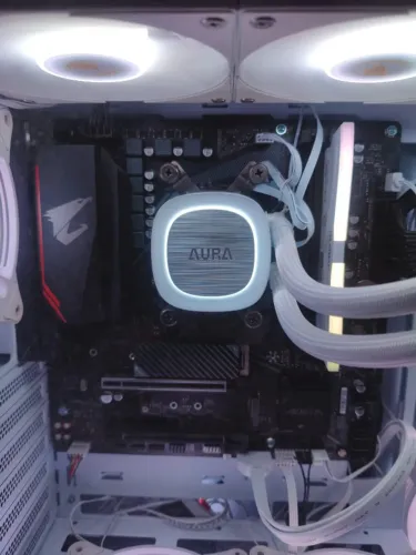 Placa-mãe B550M Aorus Elite funcionando (detalhes) NÃO é PC completo
