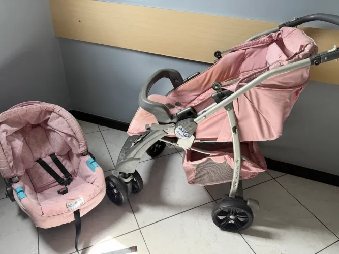Carrinho de bebê + bebê conforto na cor rosa bebê
