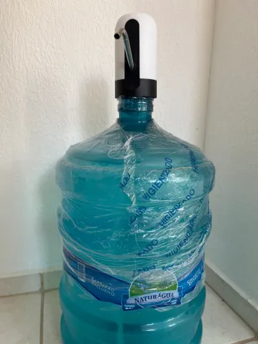 Galão de água com bomba