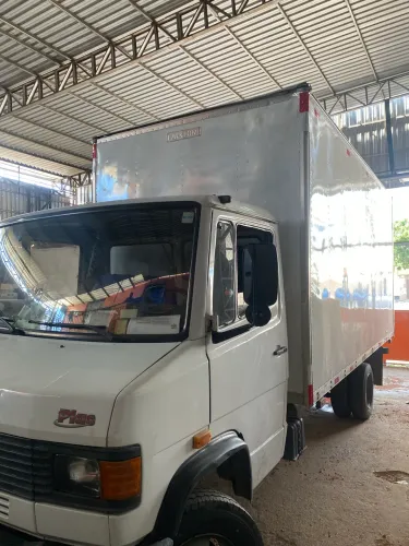 Caminhão baú 710