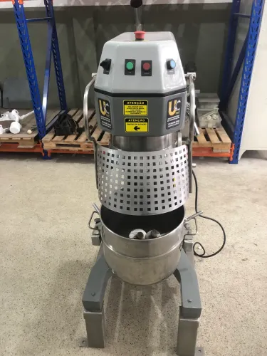 Venda de maquinário industrial de padaria batedeira perfecta Curitiba 40 litros 