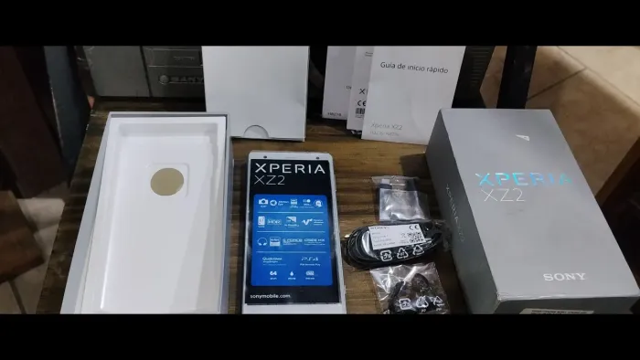 Celular Sony Xperia xz2 da cor prata impecável na caixa