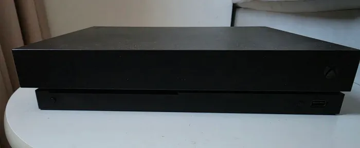 Xbox One X para remoção de peças (processador queimado)