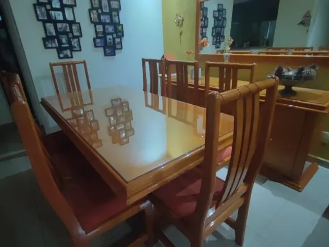 Trio para sala de jantar,mesa madeira maciça com decoração marchetada e 8 cadeiras 