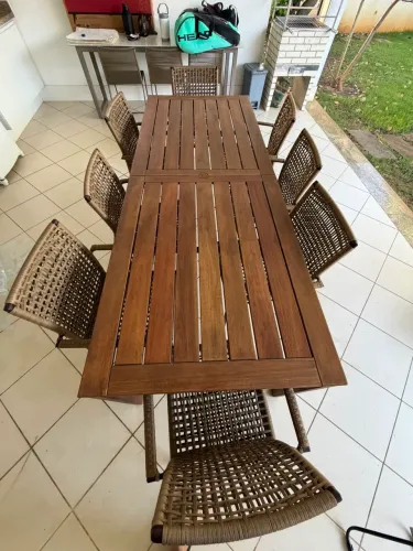 Mesa de madeira e cadeiras com corda náutica 