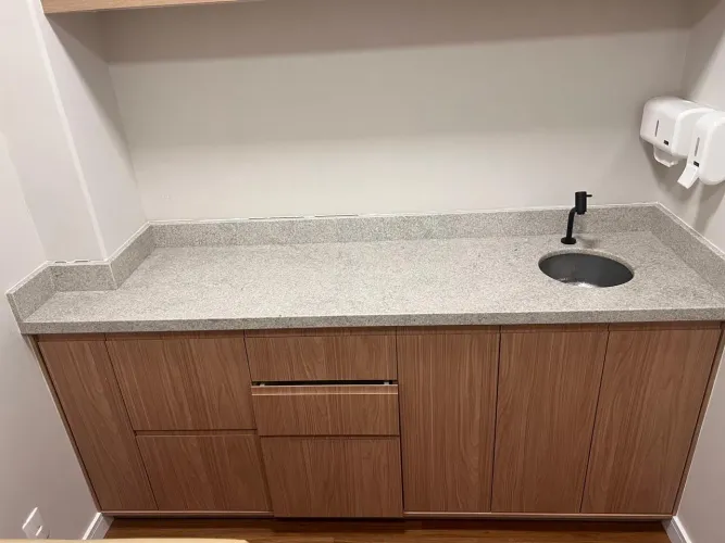 Balcão para serviço estético com pedra de mármore 