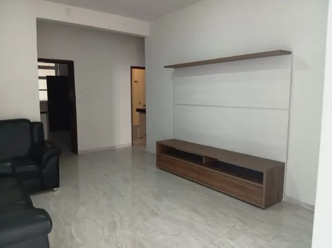 Alugar 02 dormitorios, mais dependência, piso em porcelanato, armarios novos e garagem..