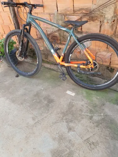 Vendo bicicleta aro 29 valor 1.000 reais toda documenta enteressados chama no Zap 3899