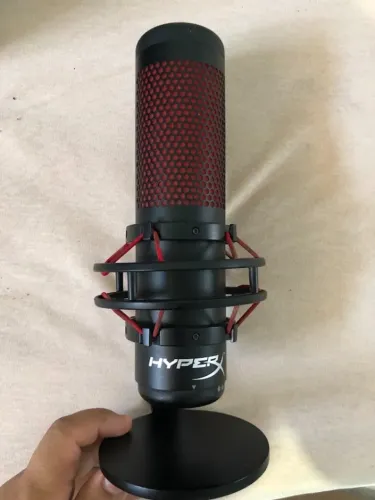 Microfone Condensador de Mesa Sem Fio RGB HyperX QuadCast