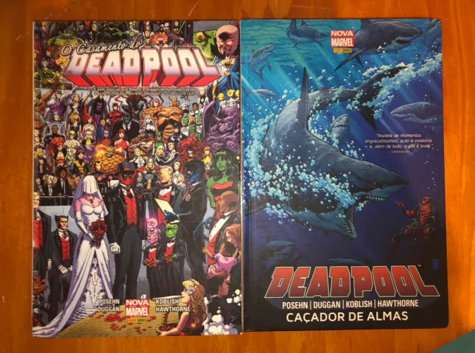 2 Hqs Capa dura Deadpool Marvel