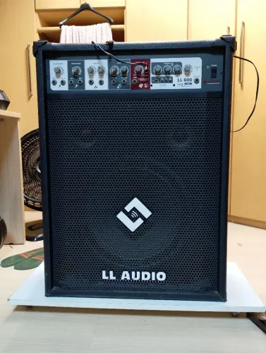Caixa de som LL 600 200watts RMS.