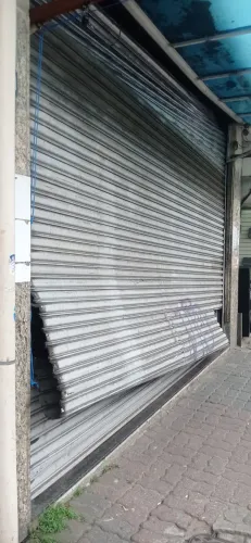 Manutenção de portas de aço de enrolar automática.