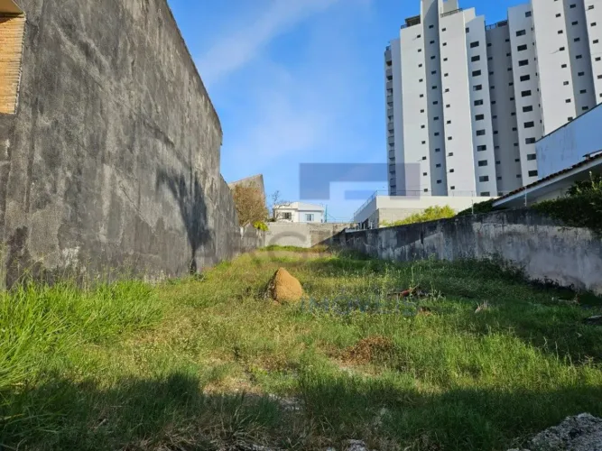 Excelente terreno aclive, na rua Larga!