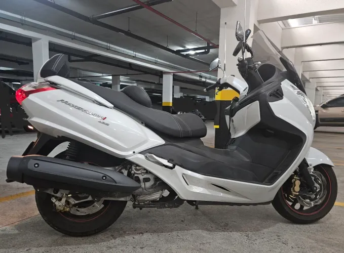 Maxsym 400i 2024 com apenas 6.700 km rodados, revisões na concessionária a cada 6 meses.