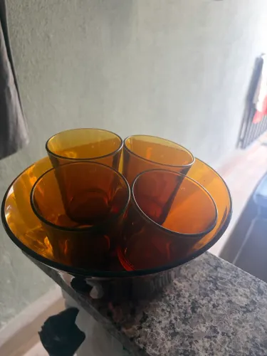 Copos e tijela antigo