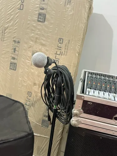 MICROFONE SHURE COM PEDESTAL