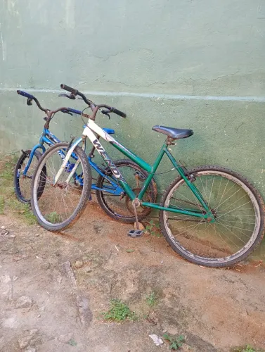 Duas bicicletas pra reforma as duas