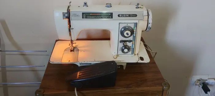 Máquina de costura Elgin Genius super automática