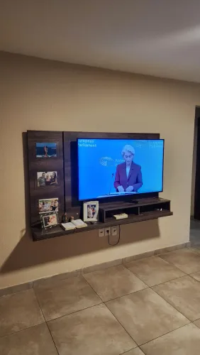 Rack Suspenso com nicho semi novo para TV até 65