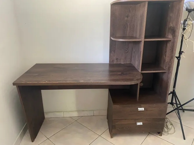 Rack para escritório. A base da gaveta está com problema.