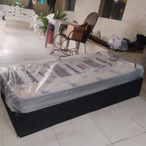 Vendo cama de solteiro com a base de madeira