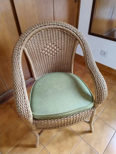 Cadeira de fibra sintética