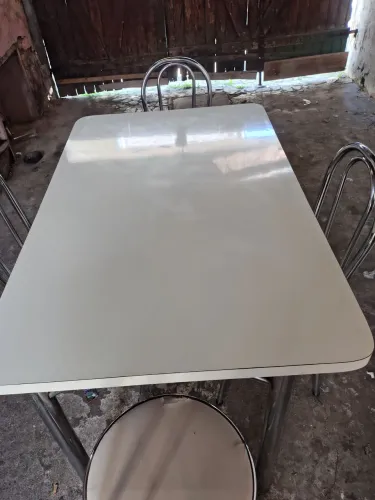 Uma linda mesa 4 cadeiras 