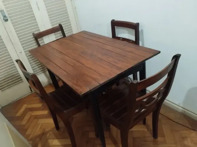 Linda mesa de jantar antiga em madeira maciça