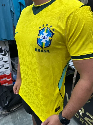 Camiseta Brasil modelo jogador 2026