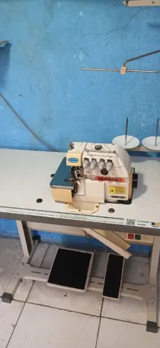 Maquina overlock  ponto cadeia industrial  yamata ( entrego)