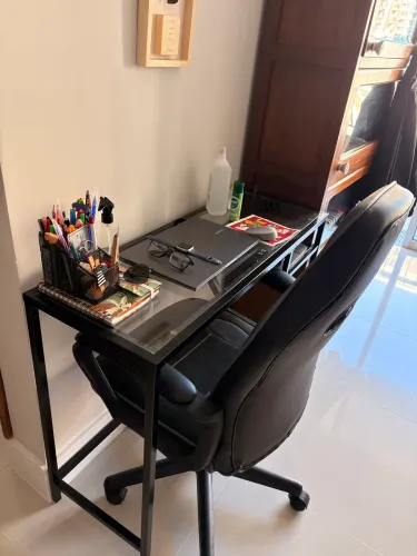 Mesa e cadeira de escritório