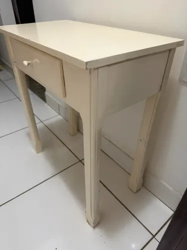 Mesa de apoio/escrivaninha branca de madeira