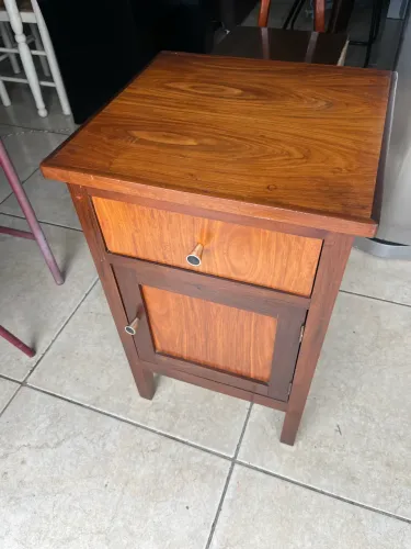 Mesa de cabeceira /armarinho antiguidade