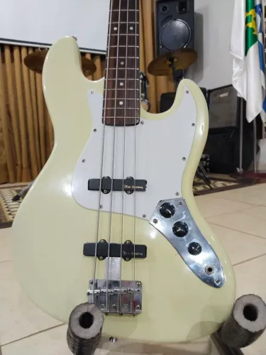 Baixo squier by fender