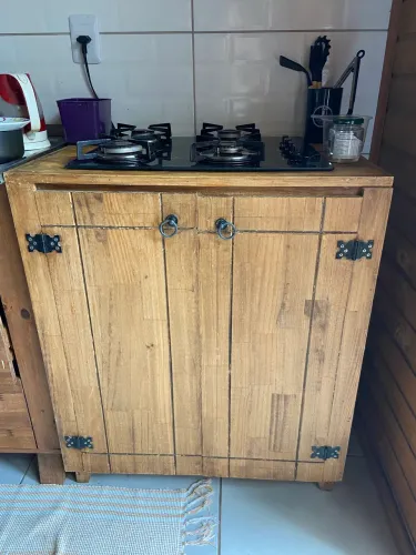 fogão cooktop com armário rústico 