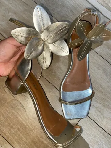 Salto dourado com flor - tamanho 37