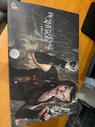 Alice - Resident Evil: Afterlife - Hot Toys MMS139 - Escala 1/6