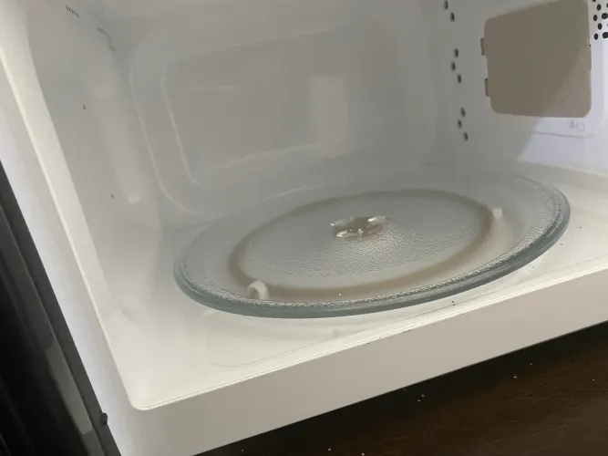Vendo microondas, marca Britânia, 127V (20 litros).nuca usei novinho!