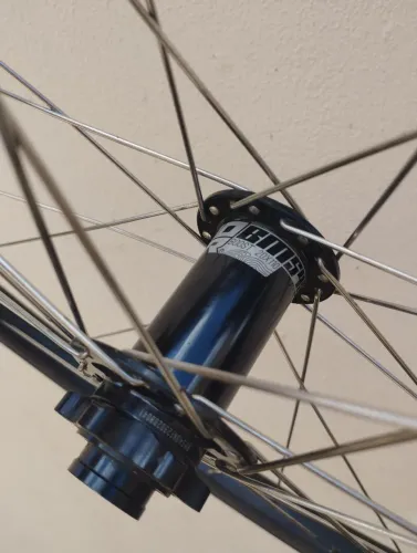Cubo dianteiro kozzer 20mm boost dh 32 furos rolamentos enduro 