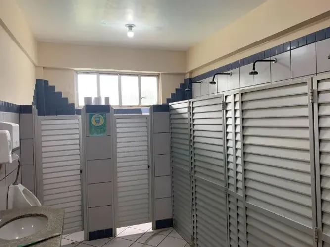 Porta de Aluminio completa para vestiário banheiro